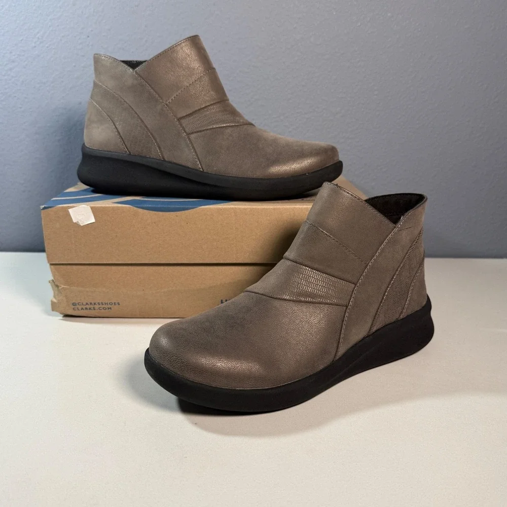 Clarks Cloudsteppers Ankle Boots Womens 6.5 with side zip